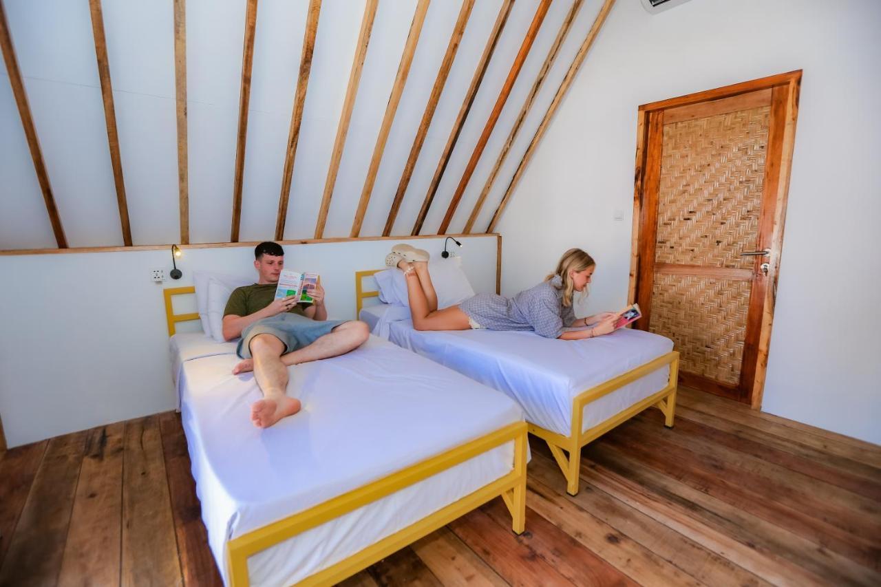 Mad Monkey Hostel *