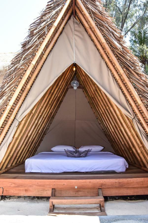 Mad Monkey Hostel *